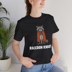 Camiseta Caballero Mapache — Bonita camiseta medieval con animales y el texto "Caballero Mapache"
