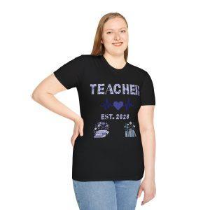 Camiseta de Profesora desde 2026. Camiseta con estampado floral de latidos y libros.