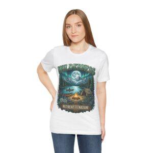 Camiseta de acampada junto al lago en plena naturaleza — Escena de fogata a la luz de la luna