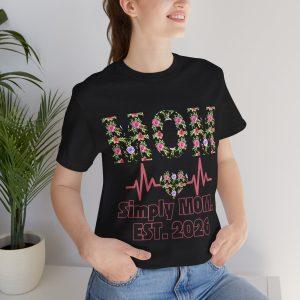 Camiseta con corazón floral para mamá — "Simplemente MAMÁ. EST. 2026" Regalo para mamás primerizas y futuras mamás