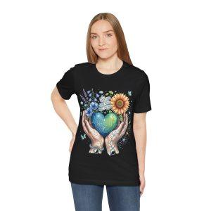 Camiseta Corazón de manos de tierra — Camiseta de rescate de la naturaleza con girasoles florales y lavanda