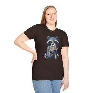 Camiseta de mapache De la basura al tesoro-un mapache con falso, labor de retazos. Sostiene una pancarta con la frase "De la basura al tesoro",